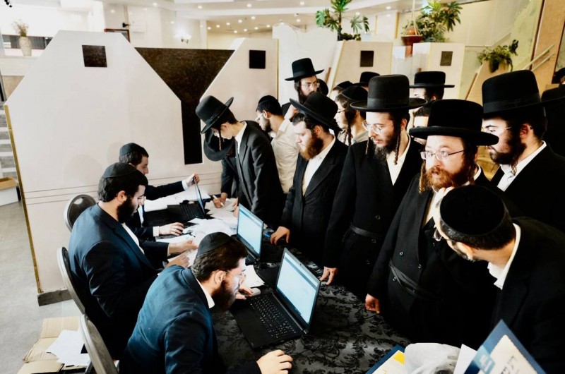 בליל ערב תשעה באב: 1000 בני ישיבות ואברכים נבחנו על תניא