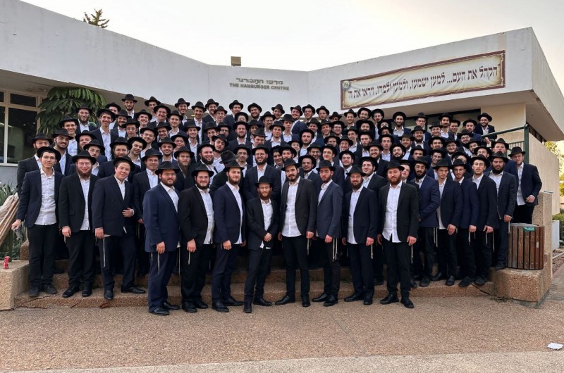 צוות קעמפ גן ישראל - ארץ הקודש נעמדו בערב שבת לתמונה קבוצתית בכפר הנוער אור אבנר - סיטרין, במסגרת ימי ההיערכות וההכנה לקעמפ