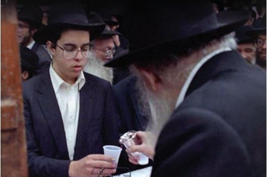 עומד במקומו הקבוע: 