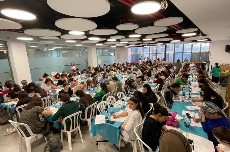 בתום שנת לימוד: 500 בנות מכללות בארץ נבחנו על התניא 
