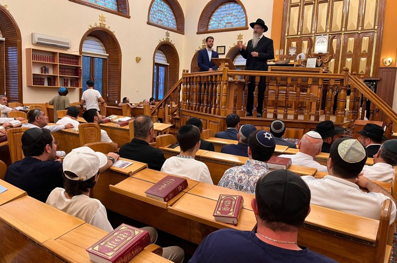 רבה של רוסיה השליח הרב בערל לאזאר, רבה של פערם השליח הרב זלמן דייטש והשליח בקובה הרב יונה יעקובוב, שבתו עם מאות מהקהילה היהודית העתיקה ב