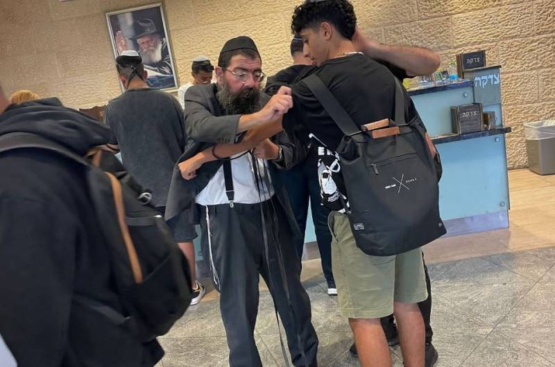 המשפיע הרב מיכאל טייב ב'מבצע תפילין' בדוכן חב''ד בשדה התעופה