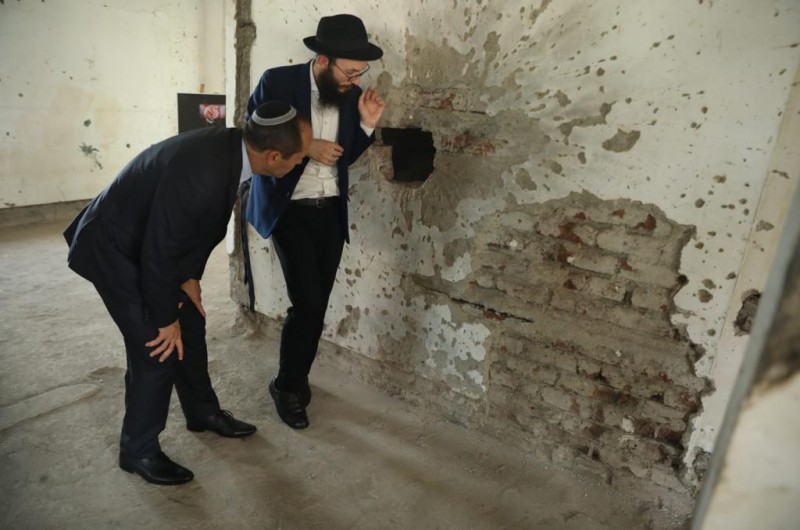 טרוריסטים נתפסו עם תמונות של בית חב