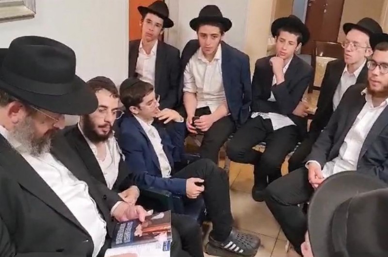 התמימים שרו בניחום אבלים את השירים שחיבר הרב מרטון ע