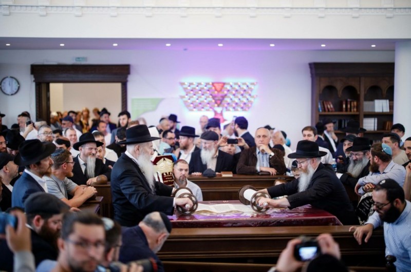 המונים בחגיגת חנוכת הבית לבית כנסת חב