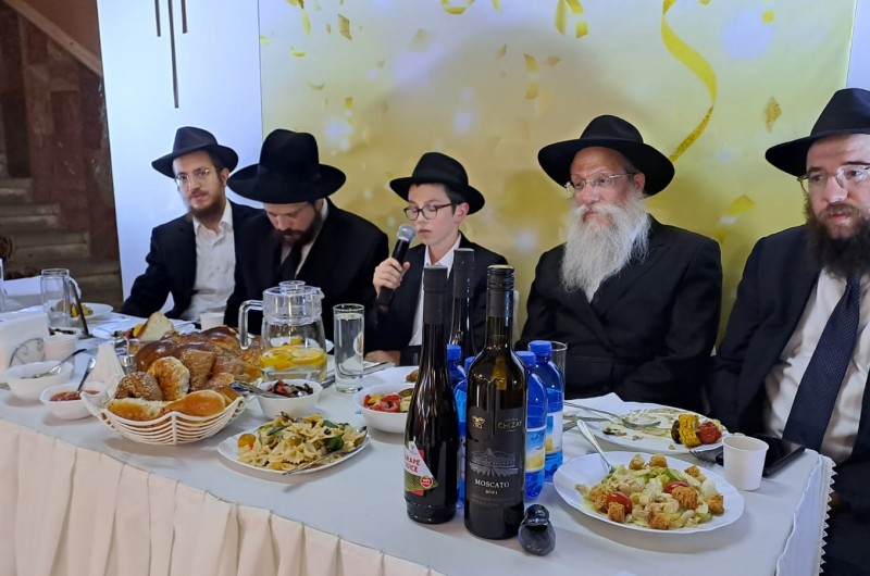 תיעוד: הקהל בחגיגת בר המצווה לבנו של שליח הרבי בקרפטים