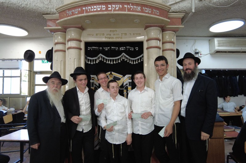 מי הבחורים שזכו במענק לכרטיס טיסה לרבי? | הרשימה המלאה