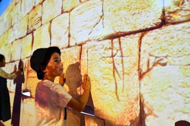 יעד תיירות פופולרי לישראלים: גל מבקרים ב'מאורות' אשדוד