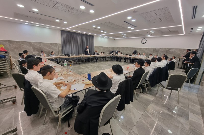 השליח מרובנא התוועד עם חניכי ישיבת הקיץ בביתר עלית