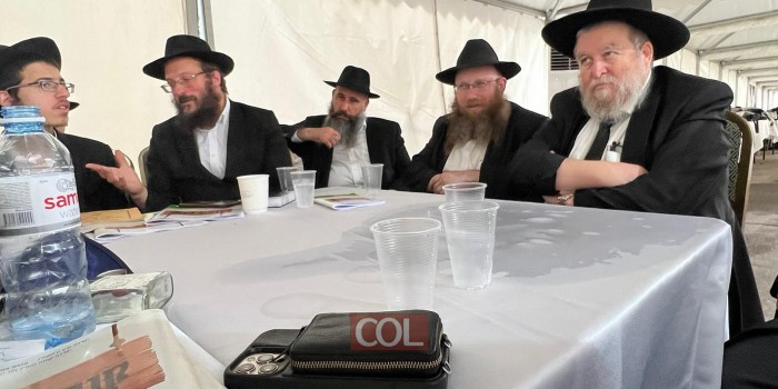 הנגיד ר׳ אבי שאולזון והרב אליעזר ברוד רב היישוב כרמי יוסף, מתוועדים עם התמימים מישיבת תומכי תמימים אור יהודה בטענט שליד ציון רבי לוי יצחק באלמא אטא