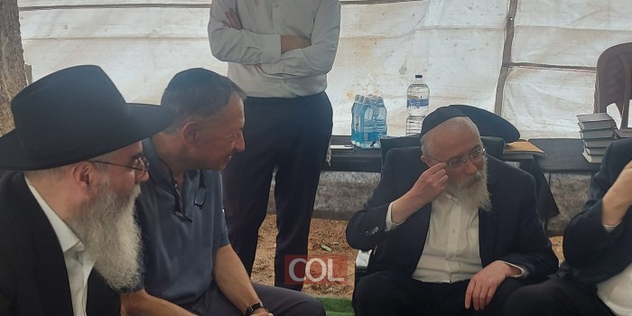 תומך השלוחים, הנגיד מר ג'ורג' רוהר הגיע לניחום אצל משפחת גרינברג בבני ברק, היושבת 'שבעה' לאחר פטירת אמם השליחה מרת דבורה ע