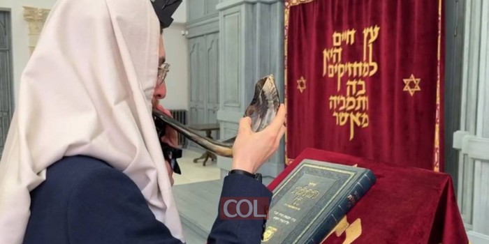 השליח בקלינינגרד הרב אברהם ברוך דייטש, בתקיעת שופר הבוקר לאחר התפילה בבית הכנסת הגדול במרכז העיר