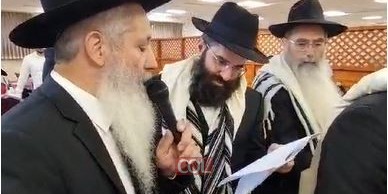 הברית לבנם של ר' רפאל והודיה שלוש בקרית אתא. בסנדקאות כובד רב העיר השליח הרב חיים שלמה דיסקין, בברכות כובד הסבא הרב משיח בן-דוד. ויקרא שמו בישראל: שניאור זלמן. צילום מענדי קורנט. מזל טוב! צפו: