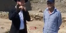 שליח הרבי ורב העיר קרסנודר ברוסיה הרב מנחם מענדל לאזאר, שהוזמן לבקר באתר בית הכנסת העתיק והנדיר שנחשף לאחרונה ברוסיה, בתקיעת שופר במקום בו עמד בית כנסת מזמן בית המקדש השני והתפללו בו כחמש מאות שנים
