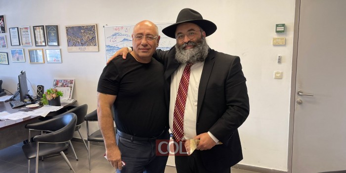 השליח בשכונת כרמים בראשון לציון הרב אבישי בטשוילי הוזמן ללשכת סגן ראש העיר מקסים בביצקי למעמד תקיעת שופר ולברכה לקראת השנה החדשה הבעל