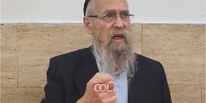 הרב שמעון זוננפלד: פרשת ביכורים מלמדת אותנו שאסור להיות כפוי טובה. סיפור על ביקור הרב יוסף חיים זוננפלד בבית רבה של יפו הרב אברהם יצחק הכהן קוק. בסיום השיעור של הדף היומי ע