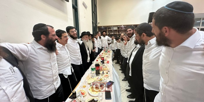 התוועדות 'שאקלדיקערהייט': ריקודים בהתוועדות שלפני סליחות בישיבת חב
