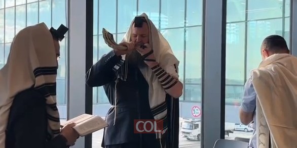 מנהל הקהילה היהודית במוסקבה השליח הרב מרדכי ויסברג, תוקע בשופר בשדה התעופה באיסטנבול, לאחר סליחות ותפילת שחרית, עם חלק מהקבוצה השנתית שנסעה לשבת סליחות אצל הרבי, עם הרב בערל לאזאר 
