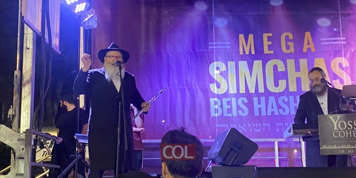  ר' אבי פיאמנטה הצטרף הלילה לנגן בשמחת בית השואבה והקפיץ את הקהל (צילום: אהרן פריימן, COL). צפו: