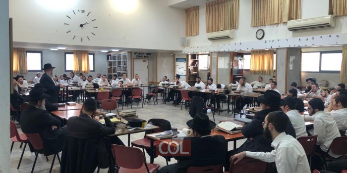 אסיפת חרום בזאל ישיבת 'תורת אמת' בעקבות המצב בארץ, בהשתתפות השליח בבאר שבע הרב זלמן גורליק, ואנשי הצוות של הישיבה