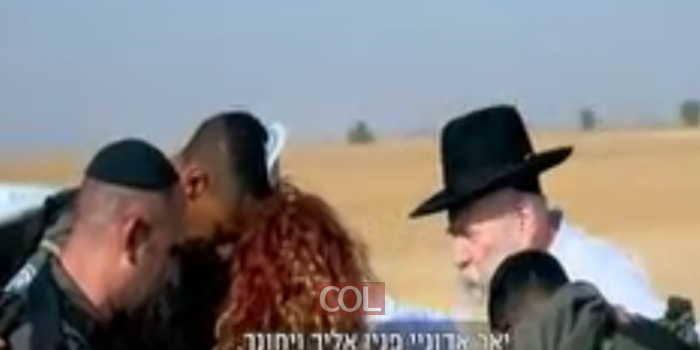  רבה של בית הכנסת בלשייא ברונייא במוסקבה הצדיק מלנינגרד הרב יצחק קוגן, בברכת כהנים לחיילים בבסיס צבאי.