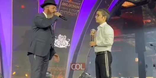 שליח הרבי בשכונת עין הים באשקלון הרב נריה אמיתי מבצע יחד עם בנו מאיר שיר מרגש שחיבר בעקבות המלחמה, על במת הבאנקט בניו ג׳רזי • צפו