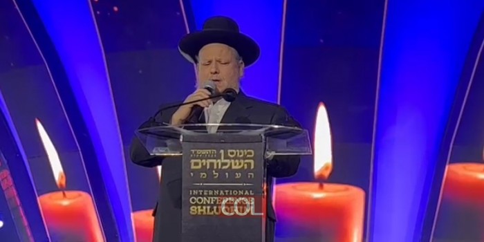החזן העולמי יצחק מאיר הלפגוט פתח את באנקט כינוס השלוחים העולמי בתפילת ׳א-ל מלא רחמים׳ כאשר שמותיהם של החללים והנופלים הי״ד מוקרנים על מסכי הענק