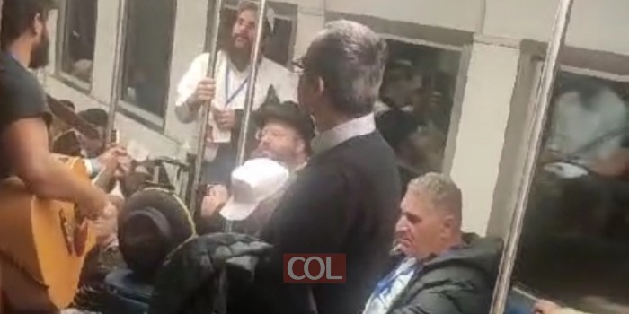 משלחת נציגי משפחות החטופים ששהו בניו יורק במסגרת המסע של צעירי חב״ד, בשירת מרגשת בדרכם חזרה ארצה.