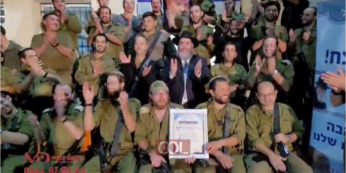 הזמר יוסף ג'ואי ניוקומב שהגיע במיוחד מארצות הברית לשמח את החיילים בעוטף עזה בערב  פינוק על האש ע