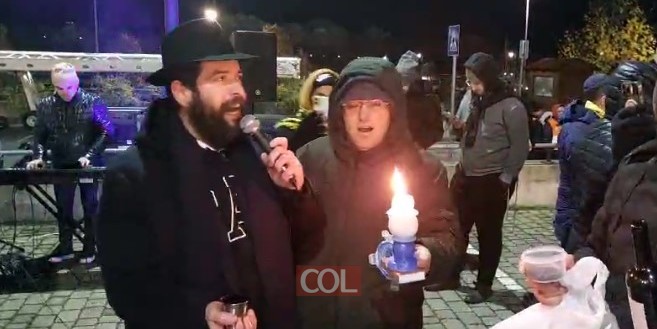 שליח הרבי בבודפשט שבהונגריה הרב שמואל רסקין, בהבדלה ליד איצטדיון פאנצ'ו בהונגריה שם נערך משחק בין נבחרת ישראל לרומניה