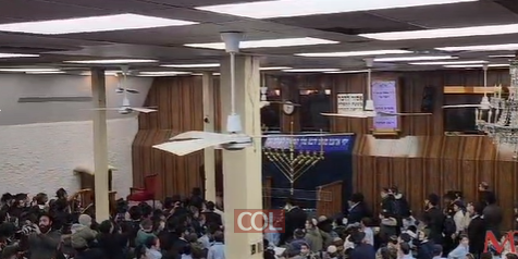 הדלקת נר ראשון של חנוכה בבית הכנסת הגדול של 770, אחר סיום תפילת מנחה במניין המרכזי | צילום: מאיר דהן, ניו יורק