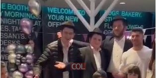 'עם ישראל חי' בלונדון: הדלקת חנוכייה בקניון הגדול ביותר בלונדון, בהשתתפות השחקן מנור סלומון. בשת