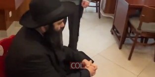 ידידים וחברי הקהילה היהודית במוסקבה בניחום אבלים במרכז החסד היהודי אצל השליח הרב עובדיה איסאקוב, היושב 'שבעה' על פטירת אחיו מתתיהו ז