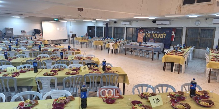 כשלוש מאות חיילים ואנשי צוות בהכנות אחרונות לבנקט הסיום לשבת צבאות השם לסניף הפנסאים בעיר לוד. צפו: