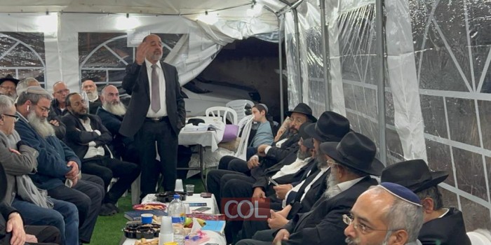 שר הרווחה הרב יעקב מרגי בניחום אבלים אצל הרב אליעזר מזרחי ובנו מ
