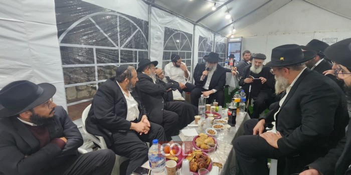 סגן מזכיר בית דין רבני חב''ד הרב מנחם מענדל גלוכובסקי בניחום אבלים בבית משפחת מזרחי בלוד (צילום: חב''ד גני יוחנן)