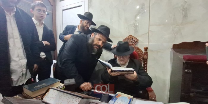 הגאון רבי מאיר מאזוז קיבל הספר 'האיר פני המזרח' ובו מסכת הקשרים של הרבי עם גדולי המזרח וביניהם אביו רבי מצליח מאזוז. הרב מאזוז סיפר על הברכה שקיבל מהרבי עבור אשתו לרפואה וניצלה בנס בשנת תנש