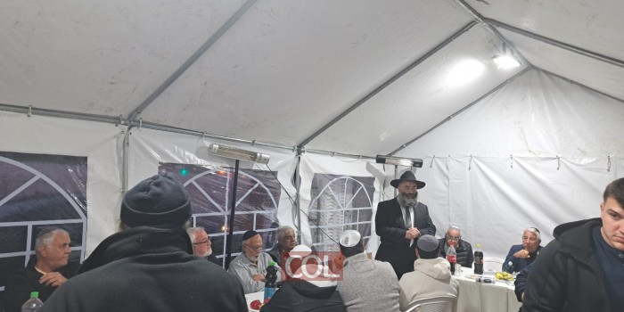 השליח בשכונת כרמים ראשון לציון הרב אבישי בטשוילי בדברי תורה ניחום וחיזוק אצל משפחת החייל ליאור רביב ז