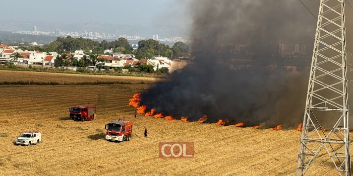  שריפה פרצה בשעה האחרונה בשטחים חקלאיים בין כפר חב''ד לאחיעזר, צוותי הכיבוי וההצלה פועלים לכיבויה • צלם COL שניאור שיף יצא לשטח ותיעד