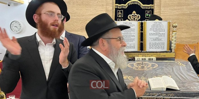 כך נראה ריקוד של שמחה, עם צאת חג אחרון של פסח, בבית חב