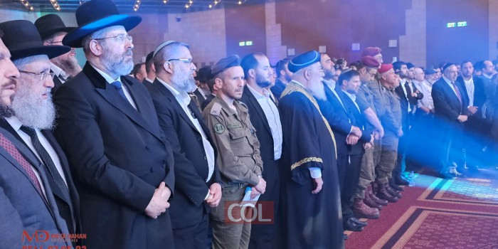 הזמר החסידי אברהם פריד שר 'הנני בידך' בטקס יום הזיכרון לחללי גדוד 'נצח יהודה' שהתקיים אמש בירושלים, בהשתתפות הרבנים הראשיים. צילום: מאיר דהן. צפו