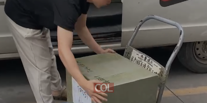 אלפי שעונים המיועדים לתהלוכה בקרית מלאכי נארזים בסין לקראת שליחתם ארצה. השעונים יחולקו לילדים המשתתפים במבצע ההכנה, ביוזמת 'ועד נחלת הר חב