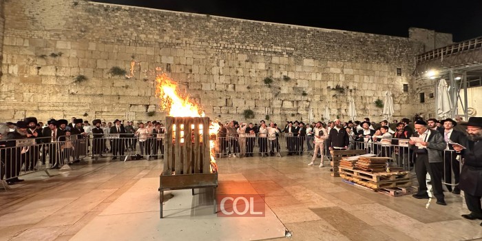 מאות השתתפו בהדלקה המסורתית בכותל המערבי, בראשות הרב שמואל רבינוביץ, לכבודו של התנא האלוקי רבי שמעון בר יוחאי. צפו: