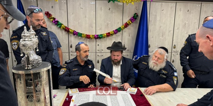 בנוכחות בכירי משטרה ורב המשטרה, כתבו במשטרת חוף וזבולון אותיות בס