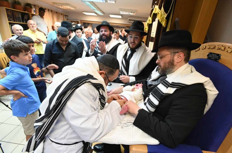 בבולגריה נערכה ברית המילה לבנם של הרב מענדי ואווי סגל, נכדם של שלוחי חב