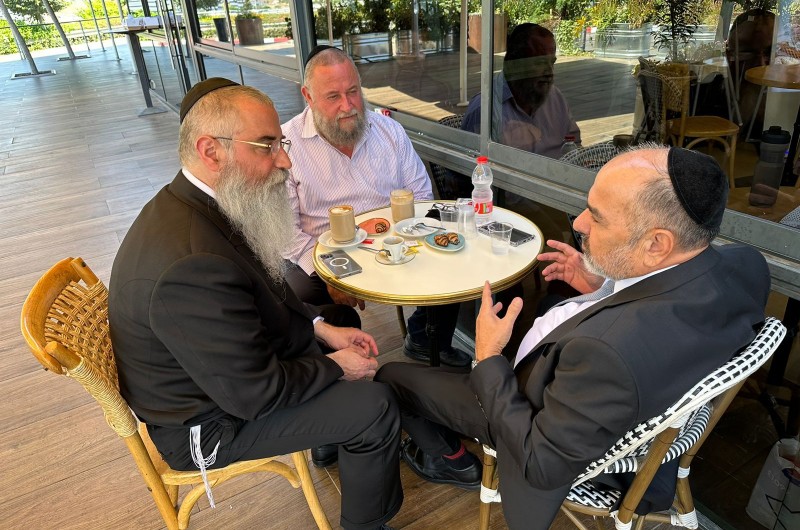 השליח הרב אברהם וולף מאודסה הנמצא בארץ לרגל חתונה של בת ממשפחות השלוחים בעיר, נצפה יחד עם אחיו ר׳ זלמן וולף, בקפה של שחרית, עם שר הרווחה הרב יעקב מרגי השליח הרב אברהם וולף מאודסה הנמצא בארץ לרגל חתונה של בת ממשפחות השלוחים בעיר, נצפה יחד עם אחיו ר׳ זלמן וולף, בקפה של שחרית, עם שר הרווחה הרב יעקב מרגי