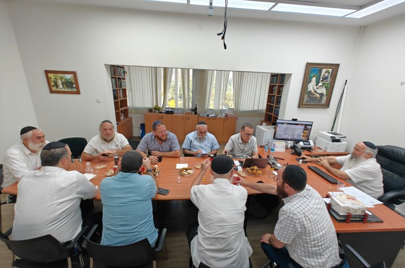הועד החדש התכנס: ר' מנחם לרר היו הועד החדש התכנס: ר' מנחם לרר היו