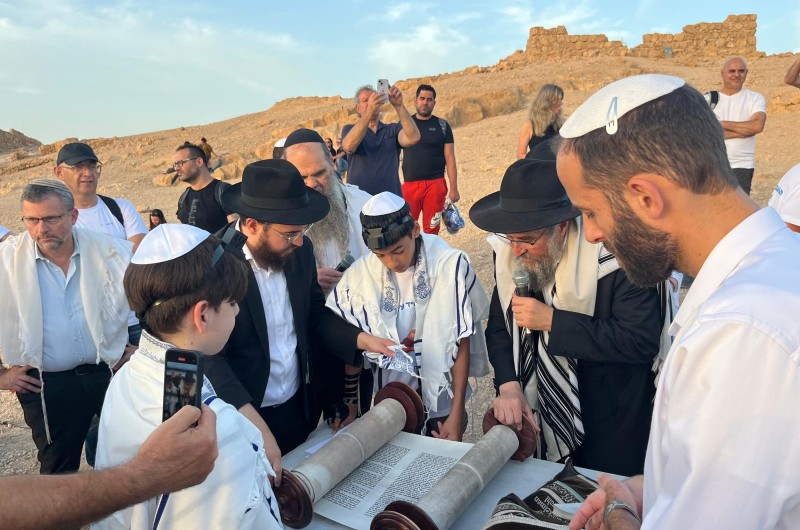 מסורת: נערי הבר מצווה חגגו עם השלוחים על פסגת הר המצדה מסורת: נערי הבר מצווה חגגו עם השלוחים על פסגת הר המצדה