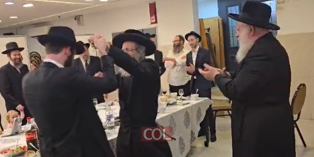 המשפיע הרב מיילך בידרמן בריקוד שמחה עם החתן התמים מענדי לנדא, בן רבה של בני ברק - הגאון הרב יצחק אייזיק לנדא, בסעודת ה'שבע ברכות'