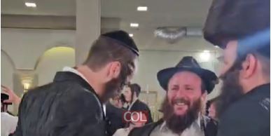 סגן ראש העיר צפת ונציג חב''ד בעירייה הרב שניאור ליפסקר בריקוד עם המשנה לראש העיר צפת ויו